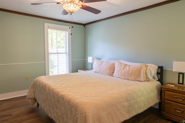 Спалня №1 с суперголямо двойно легло и смарт телевизор.