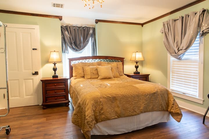 Спалня №2 с двойно легло и смарт телевизор.