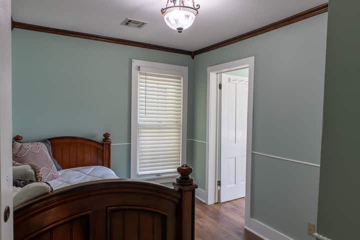 Спалня №4 с двойно легло и сгъваемо двойно легло, разположено под него!