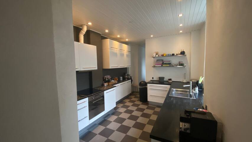 Skøn lejlighed på Østerbro med udsigt over søerne. gallery image 4