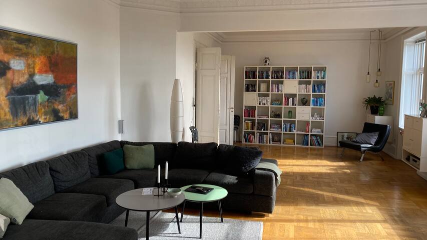 Skøn lejlighed på Østerbro med udsigt over søerne. gallery image 2