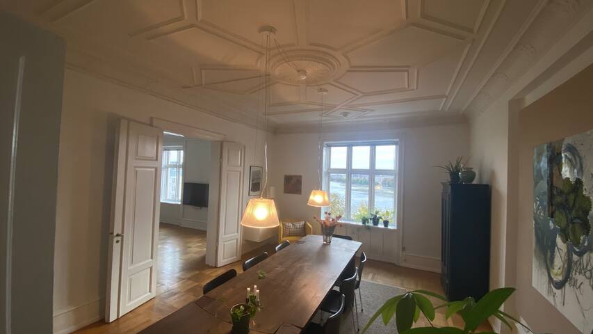 Skøn lejlighed på Østerbro med udsigt over søerne. gallery image 5