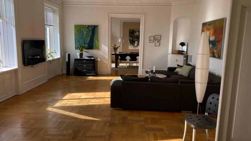 Skøn lejlighed på Østerbro med udsigt over søerne. gallery image 3