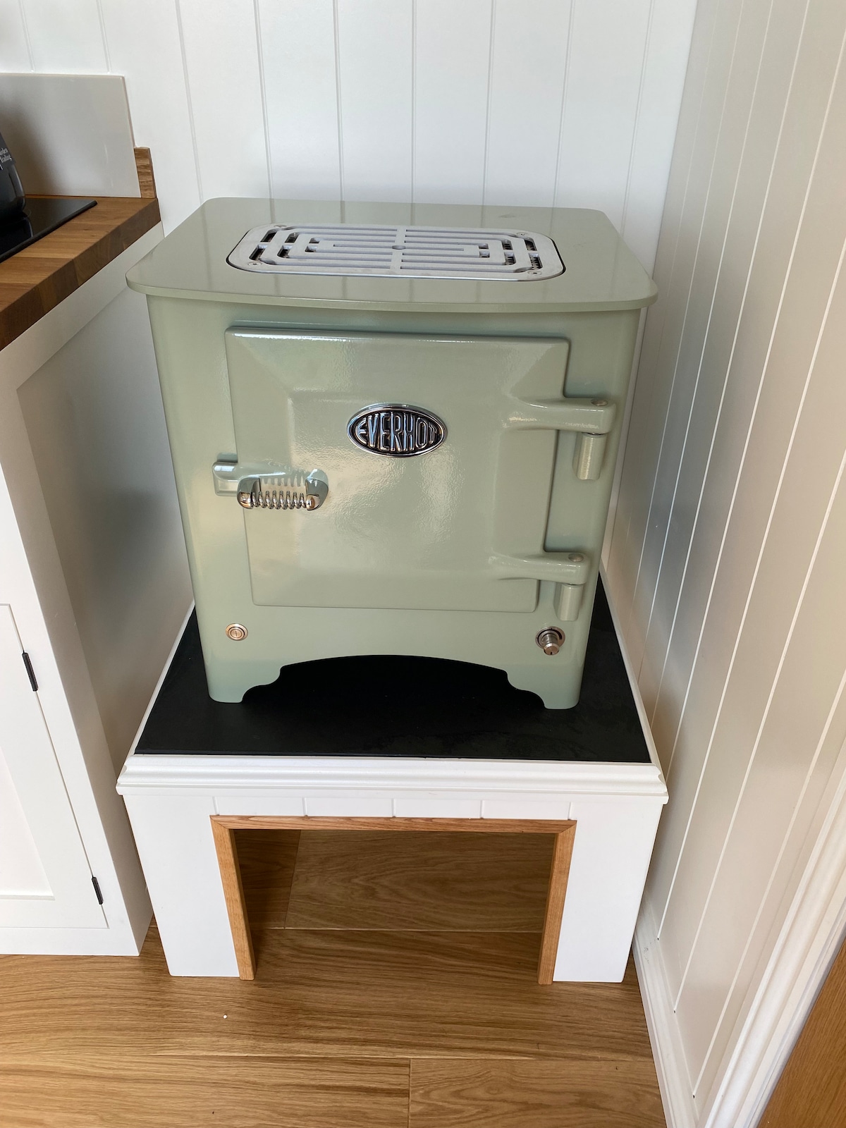 Successful Airbnb property: Delightful shepherds hut with hot tub and sea view in Forrabury And Minster