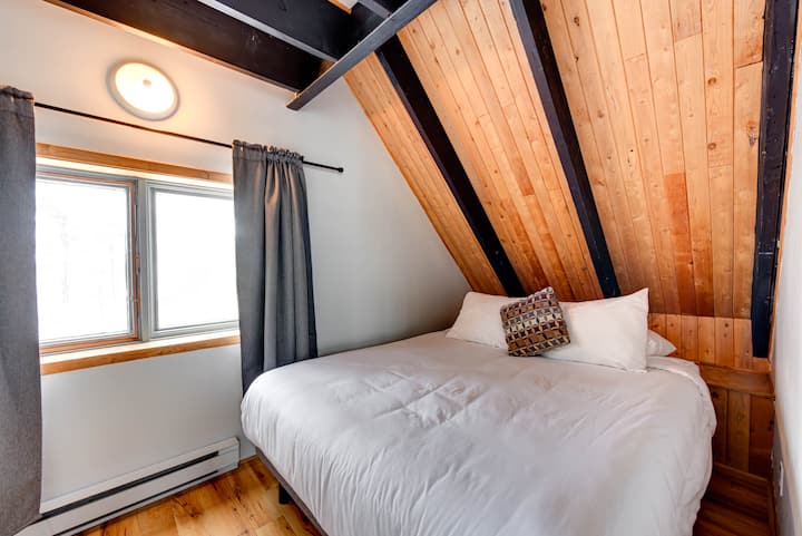 חדר שינה 2 : מיטת קווין סייז אחת (2 אנשים)