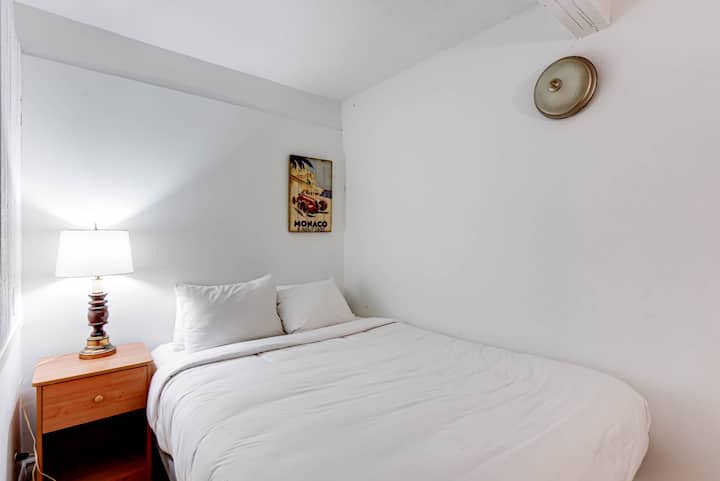 חדר שינה 3 : מיטת קווין סייז אחת ומיטה אחת (3 אנשים)