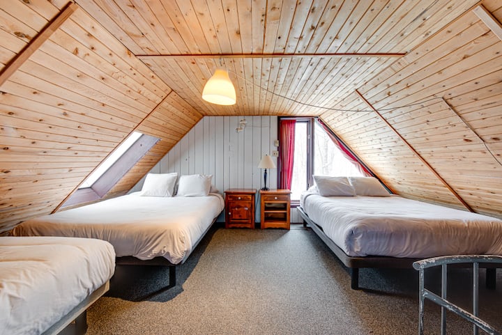 חדר שינה 1 : קומת ביניים עם שתי מיטות זוגיות ומיטת יחיד אחת (5 אנשים)