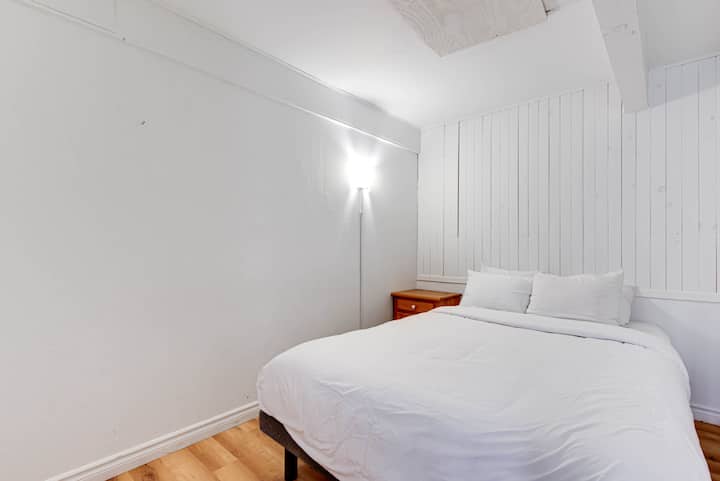 חדר שינה 4 : מיטת קווין סייז אחת (2 אנשים)