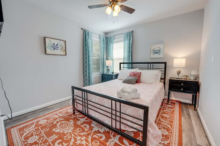 Bedroom #1  First Floor, Queen size bed, Smart TV