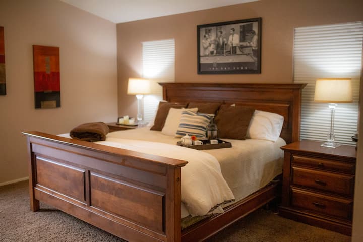 Dormitorio principal grande y acogedor con vestidor