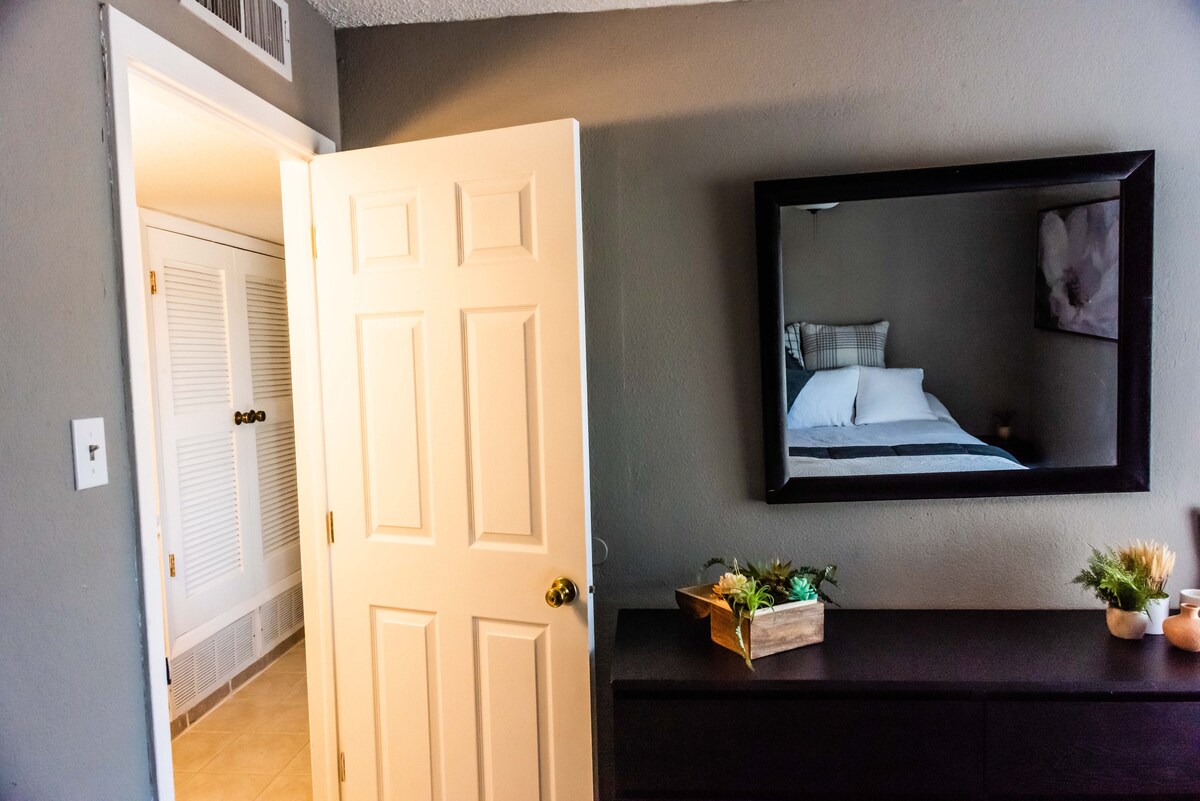 Dormitorio doble tamaño queen.