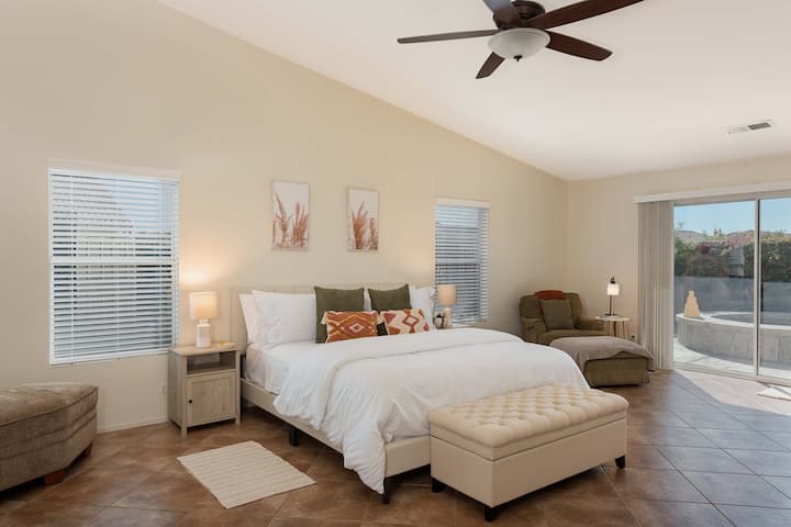 Primárny apartmán s vlastnou kúpeľňou má samostatný vchod do bazéna.