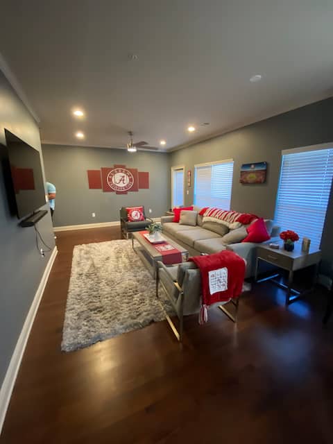 Luxury Condo within walking distance to Stadium!