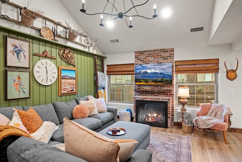 Popular Airbnb listing: Cozy Mountain Retreat AC/Fireplace/Pet Friendly in Flagstaff