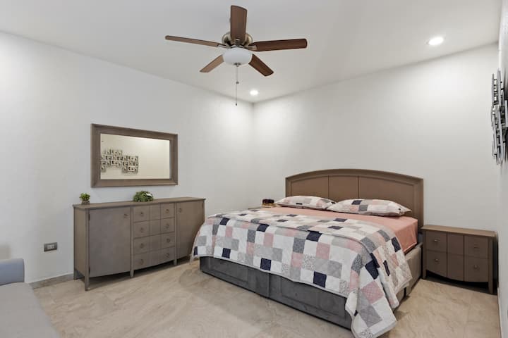 تقع هذه الغرفة في الطابق الأرضي، وهي مثالية لكبار السن أو العائلة التي لديها أطفال صغار