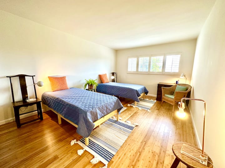 Спална соба „Античка сина“ 

Сончевата светлина тече наутро, па мора да ги затворите ролетните на прозорците од бело дрво. 