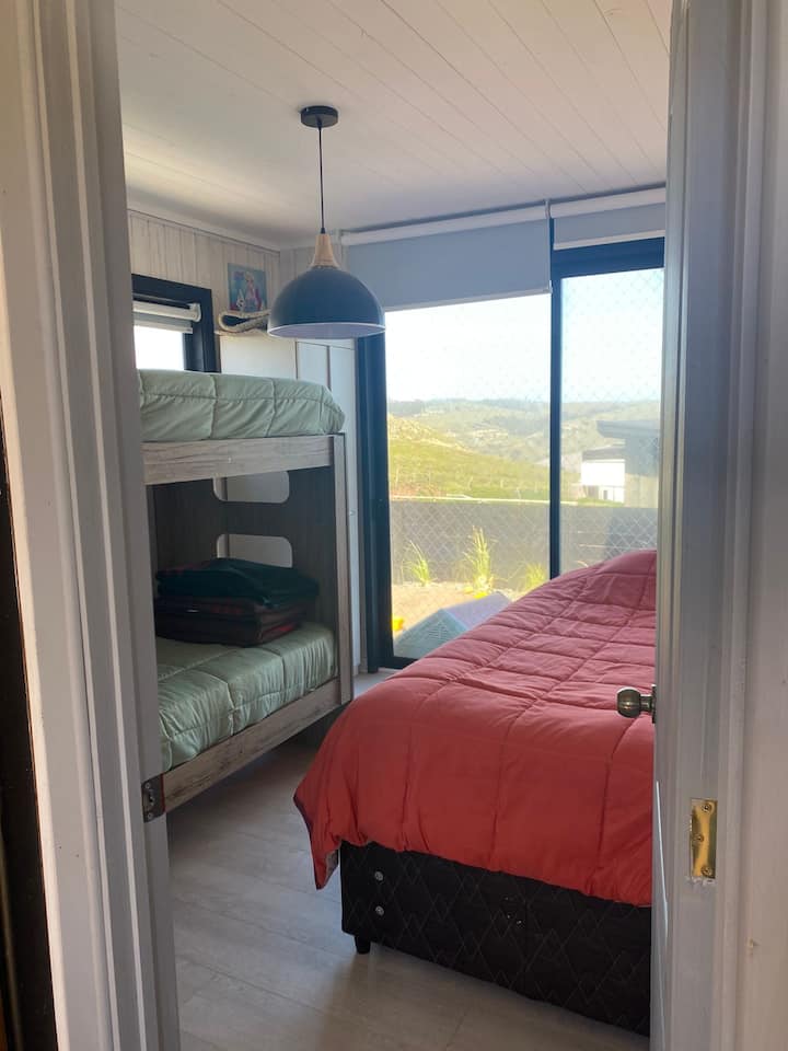 Chumba cha watoto ghorofa ya 1 kilicho na mesh ya usalama na mandhari ya bahari