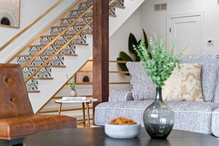 Great location! Spacious 6BD Home + Garage! gallery image 5