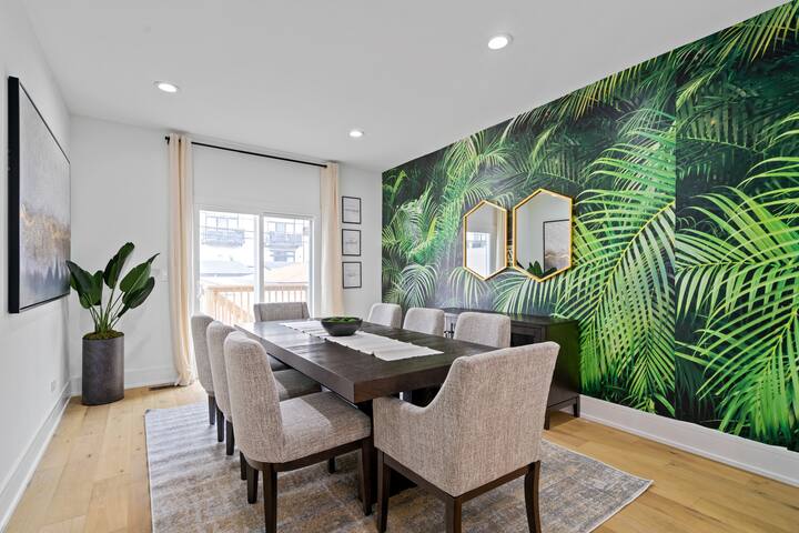 Great location! Spacious 6BD Home + Garage! gallery image 2