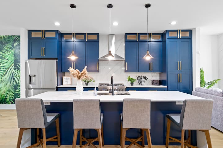 Great location! Spacious 6BD Home + Garage!