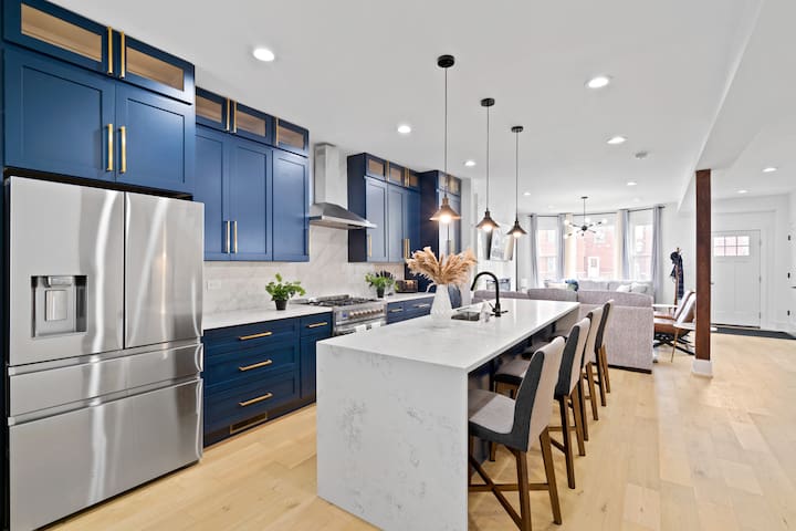 Great location! Spacious 6BD Home + Garage! gallery image 4