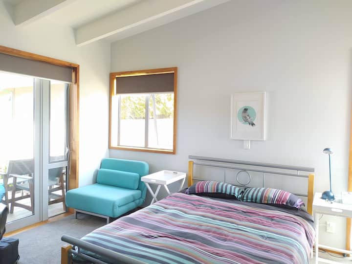 Segundo dormitorio en la planta superior con su propia terraza. El baño de esta habitación es compartido.