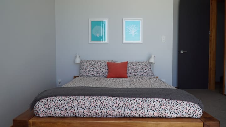 Dormitorio principal con vistas al mar. Tiene baño privado.
