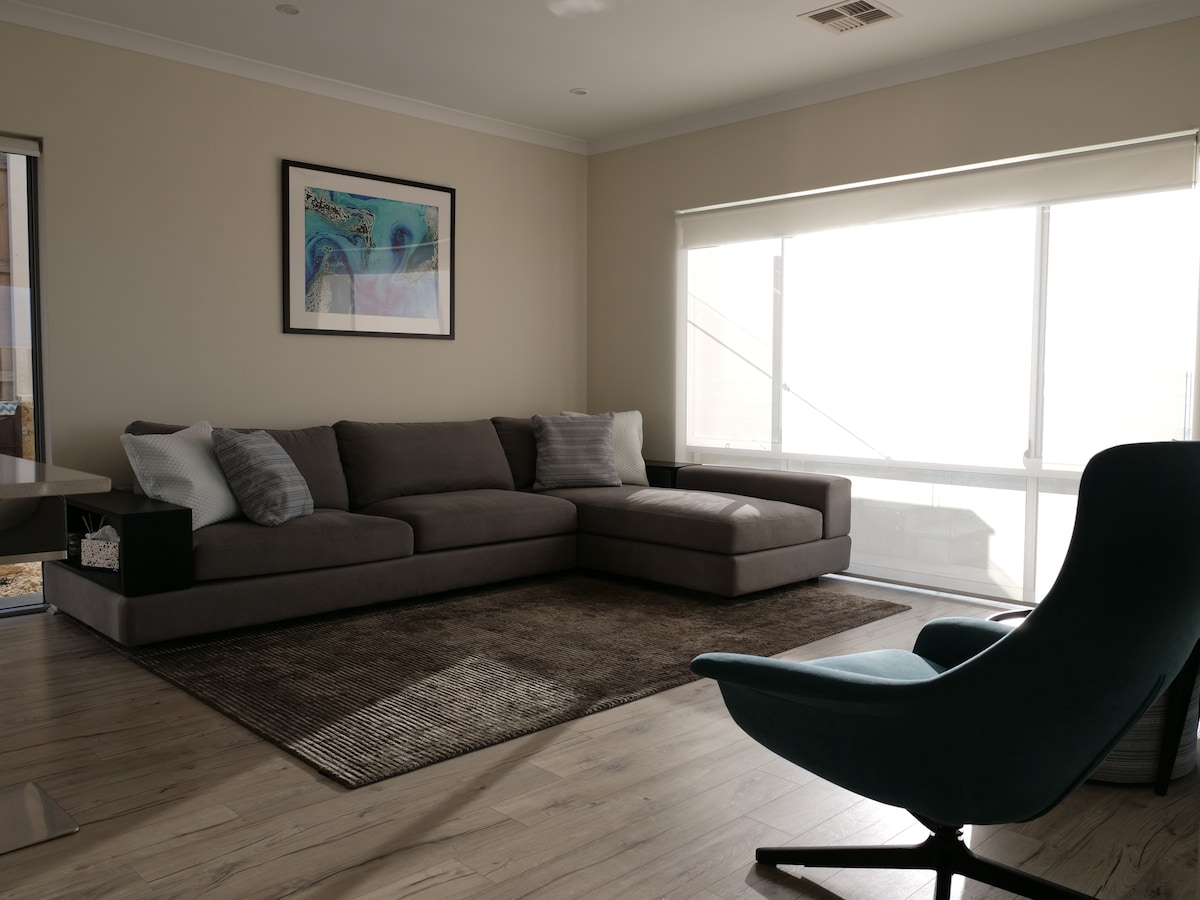 Successful Airbnb property: Leisure beach front home with a fully tiled pool. in Halls Head