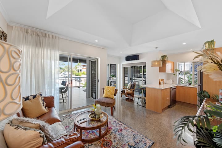 The Summer Home! 2Bed/2Bath/1Car/Balcony ~ Bulimba