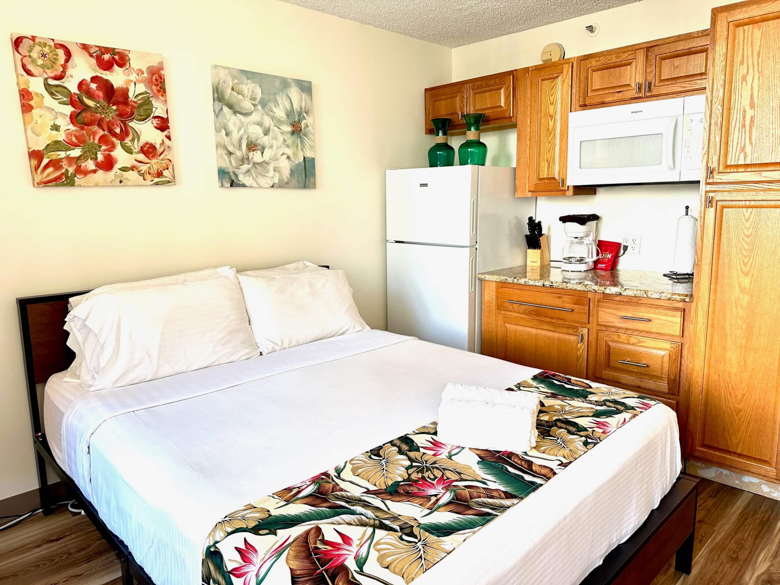 WG 805 | Quiet studio w/ lanai, kitchenette & Pool - Image 10