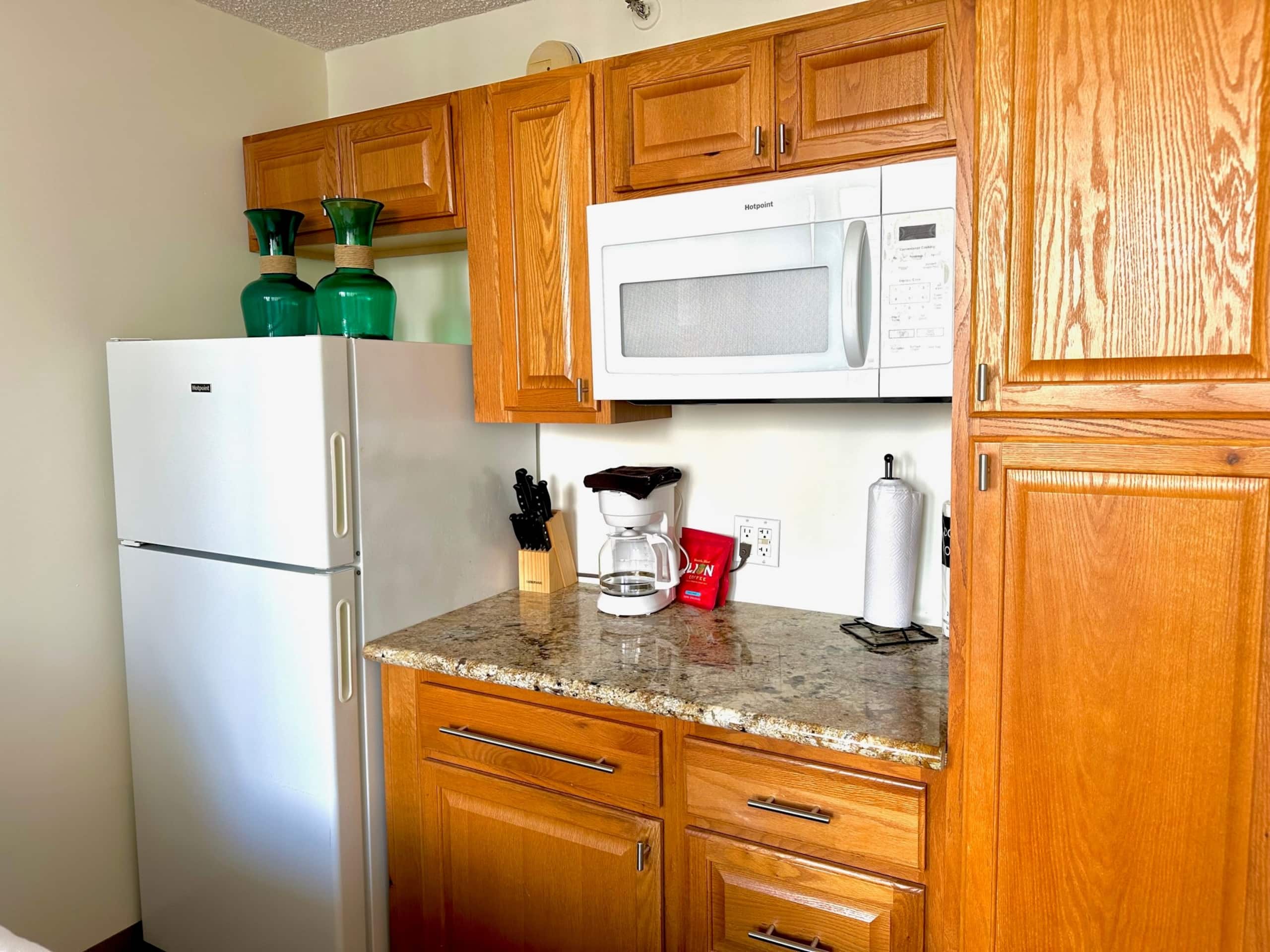WG 805 | Quiet studio w/ lanai, kitchenette & Pool - Image 12