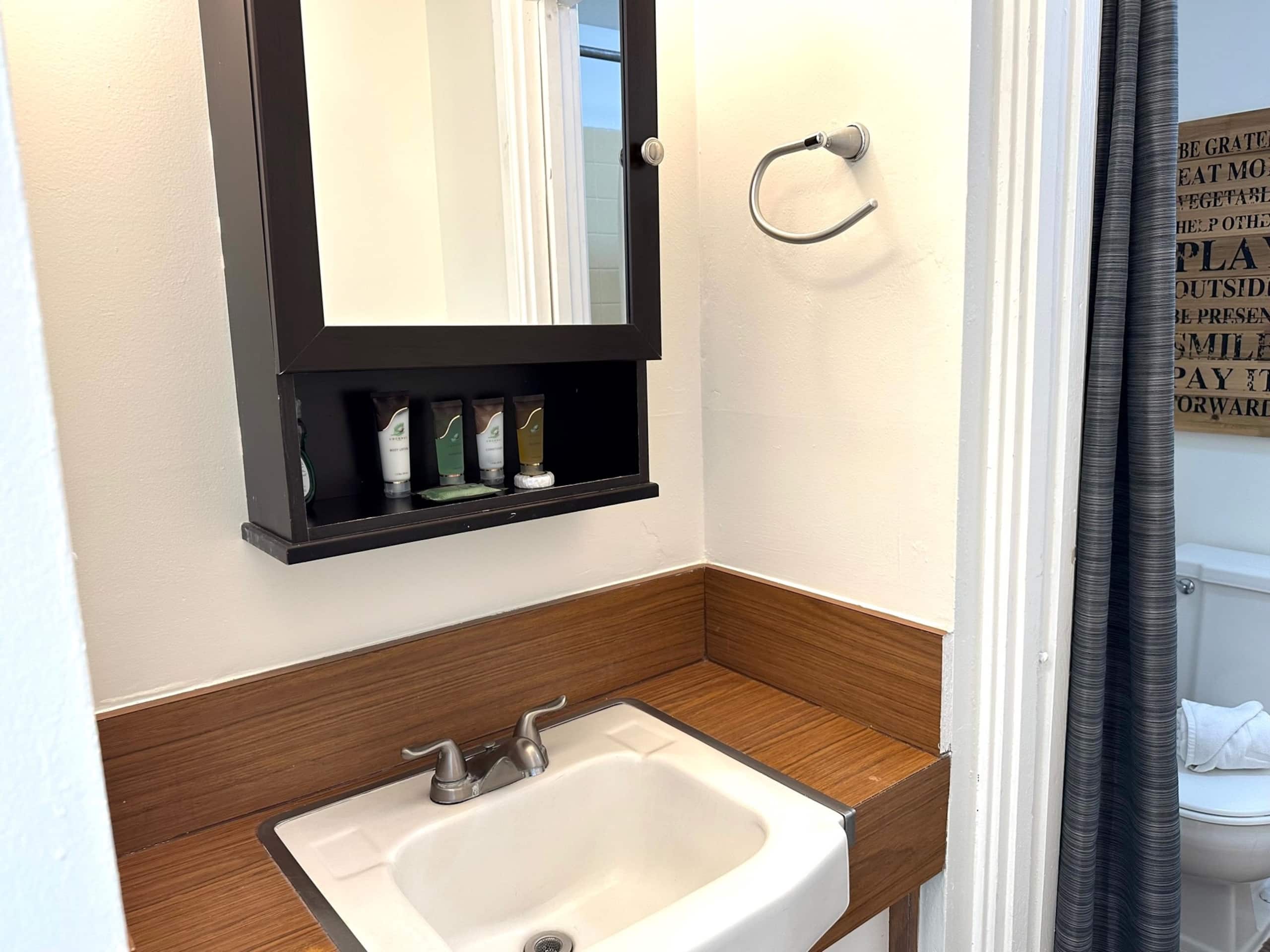 WG 805 | Quiet studio w/ lanai, kitchenette & Pool - Image 22