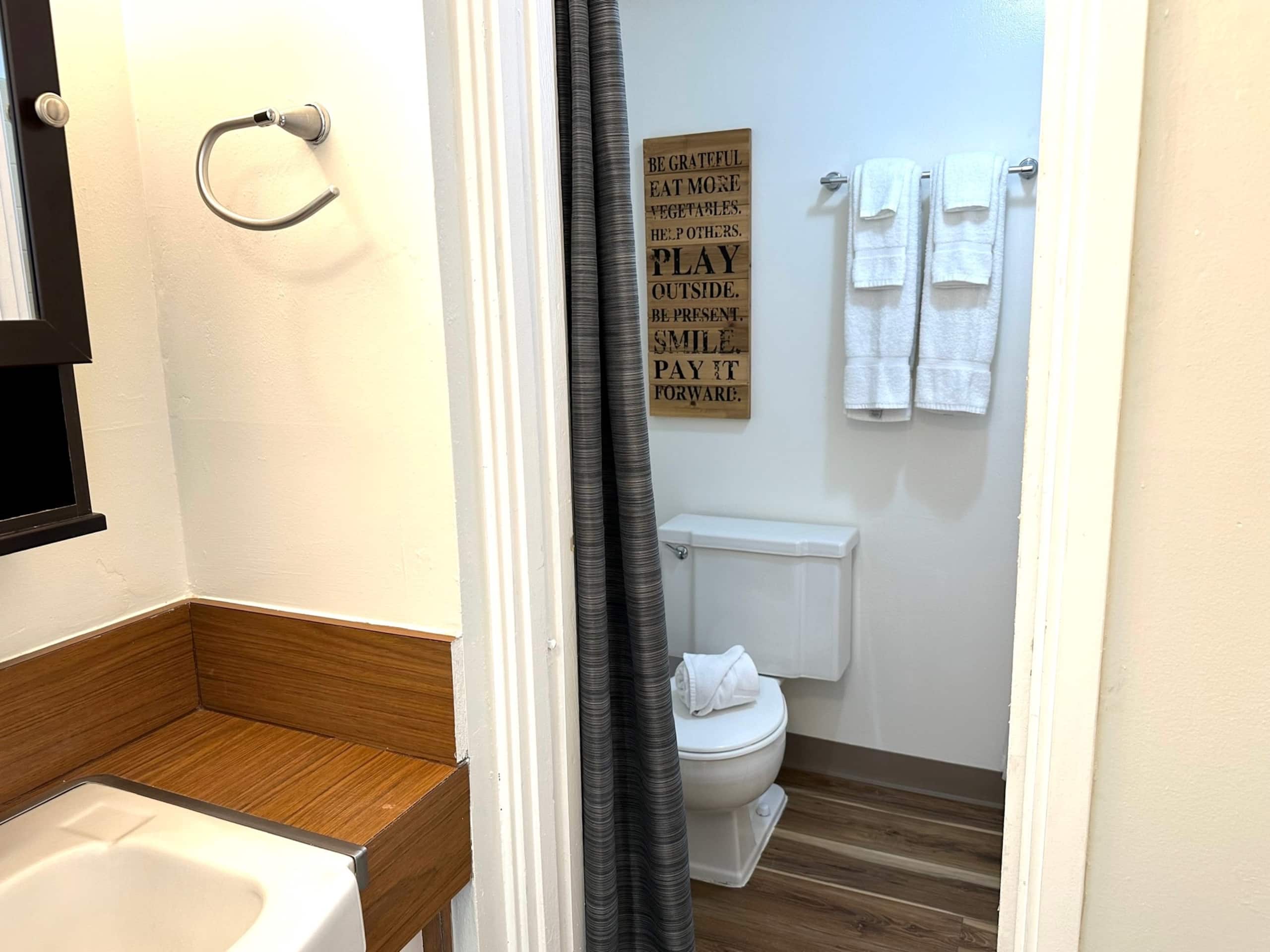 WG 805 | Quiet studio w/ lanai, kitchenette & Pool - Image 24