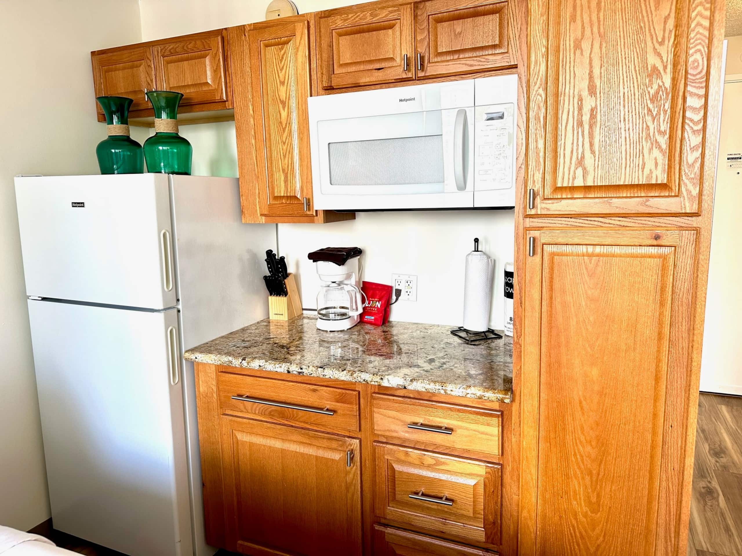 WG 805 | Quiet studio w/ lanai, kitchenette & Pool - Image 13