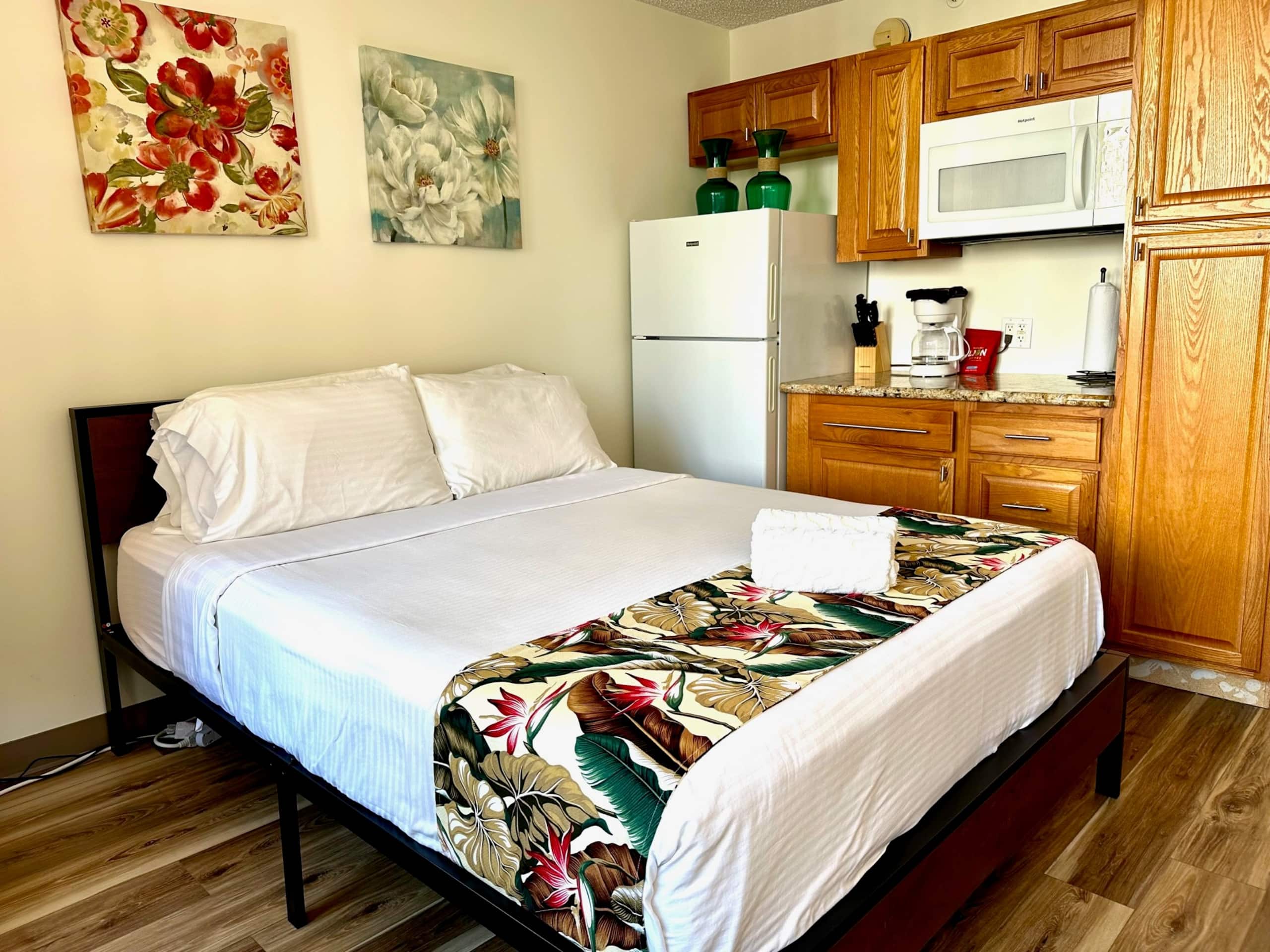 WG 805 | Quiet studio w/ lanai, kitchenette & Pool - Image 1