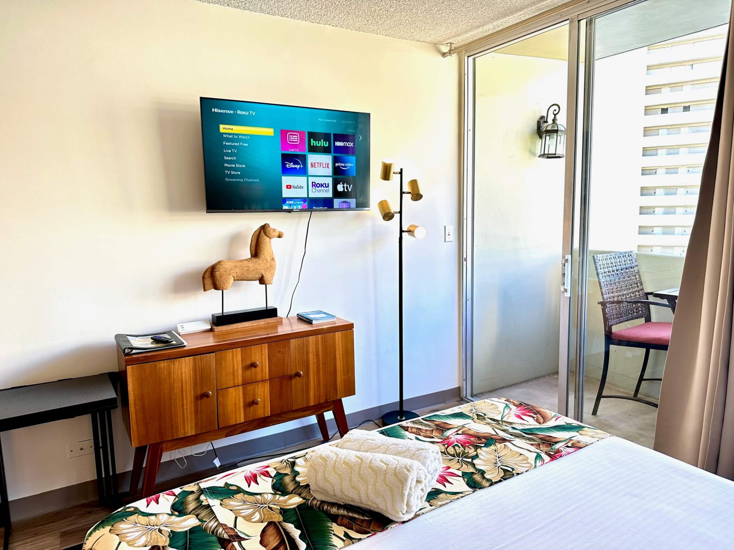 WG 805 | Quiet studio w/ lanai, kitchenette & Pool - Image 3