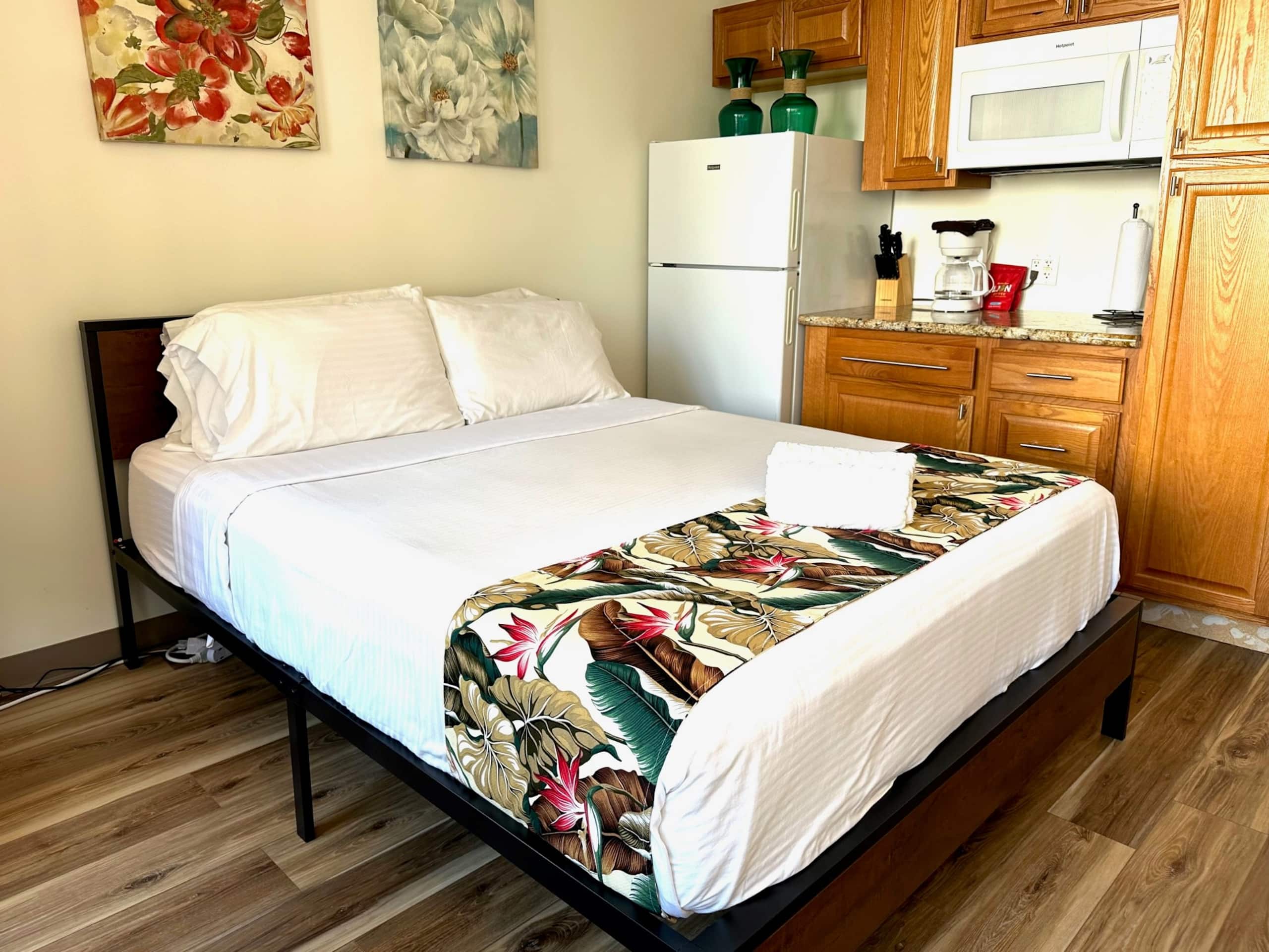 WG 805 | Quiet studio w/ lanai, kitchenette & Pool - Image 5
