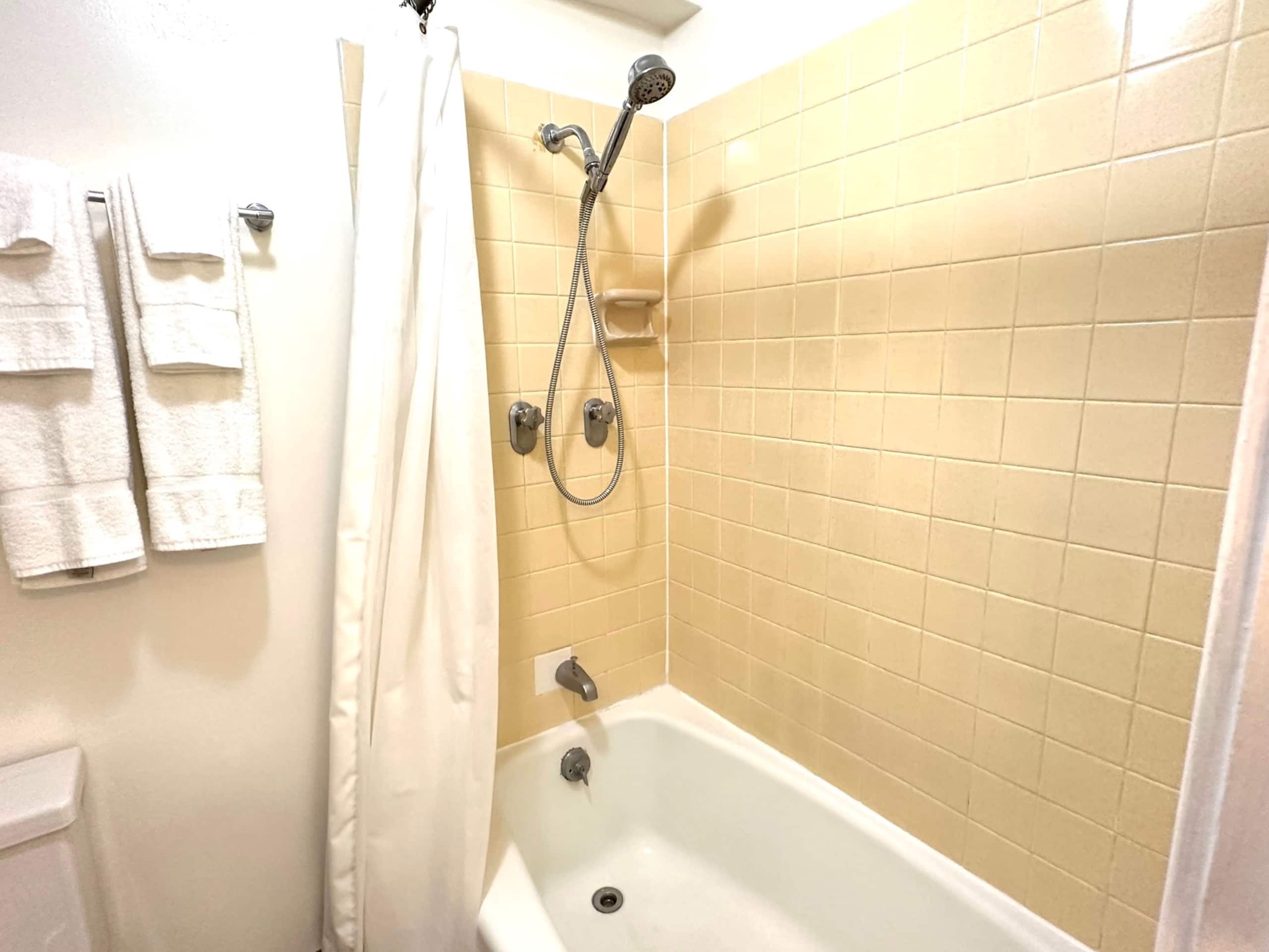 WG 805 | Quiet studio w/ lanai, kitchenette & Pool - Image 23
