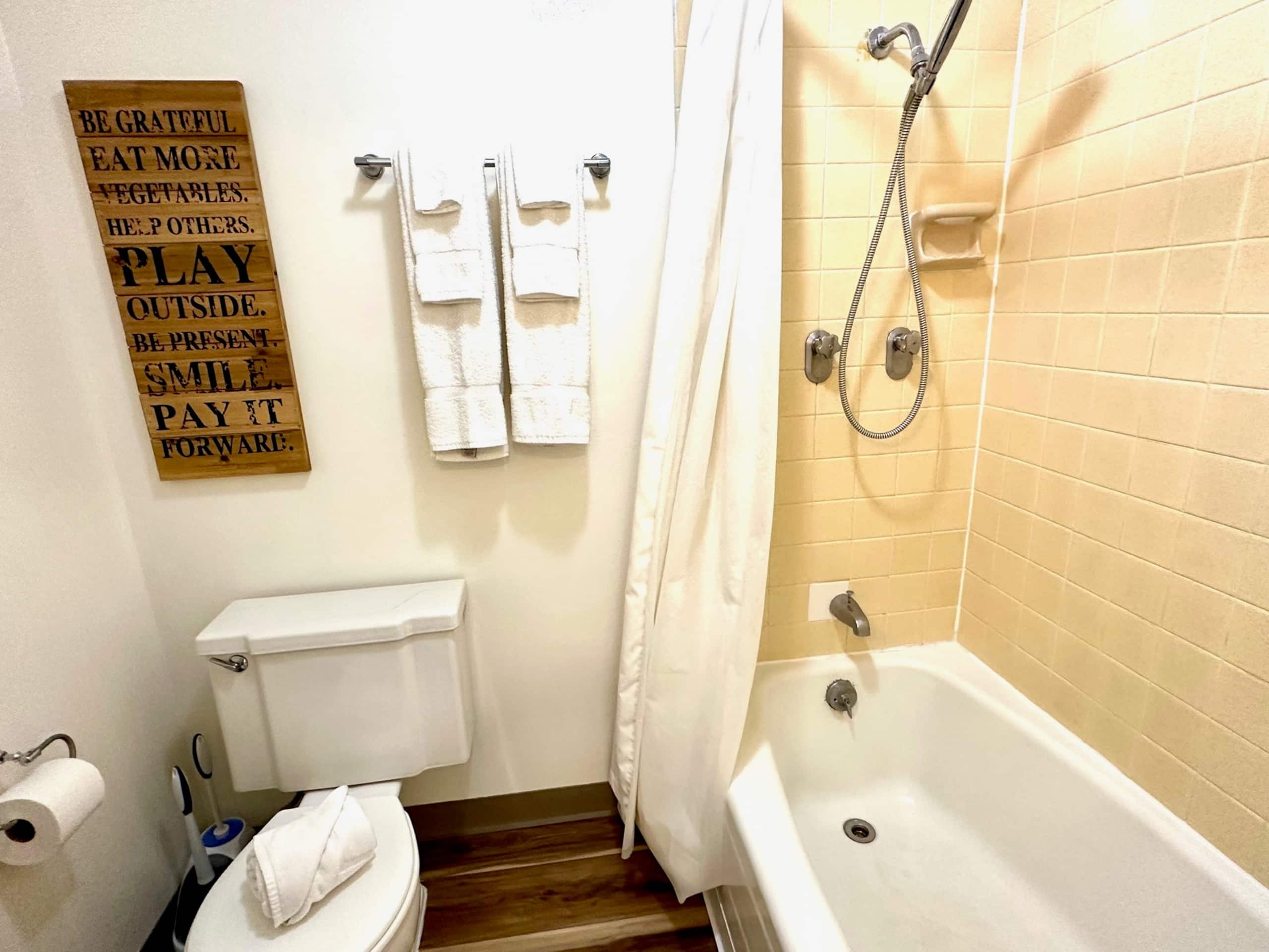 WG 805 | Quiet studio w/ lanai, kitchenette & Pool - Image 20