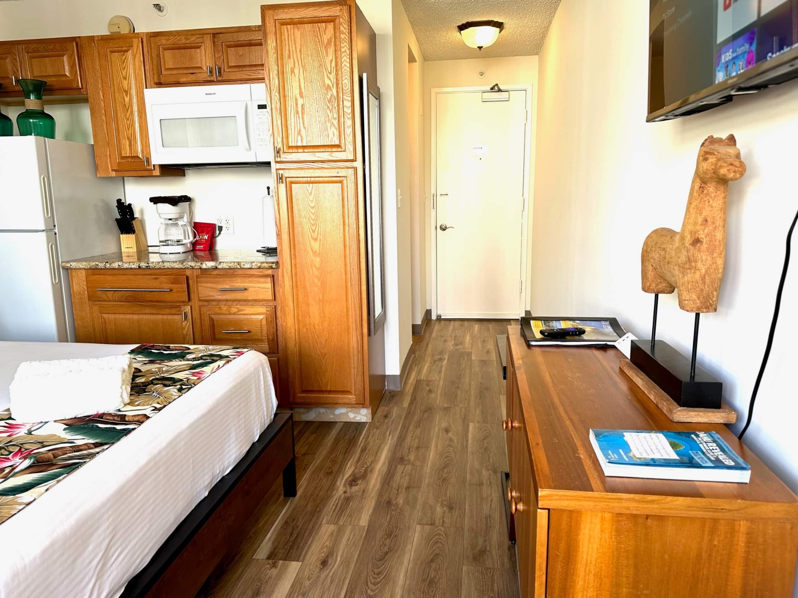 WG 805 | Quiet studio w/ lanai, kitchenette & Pool - Image 11
