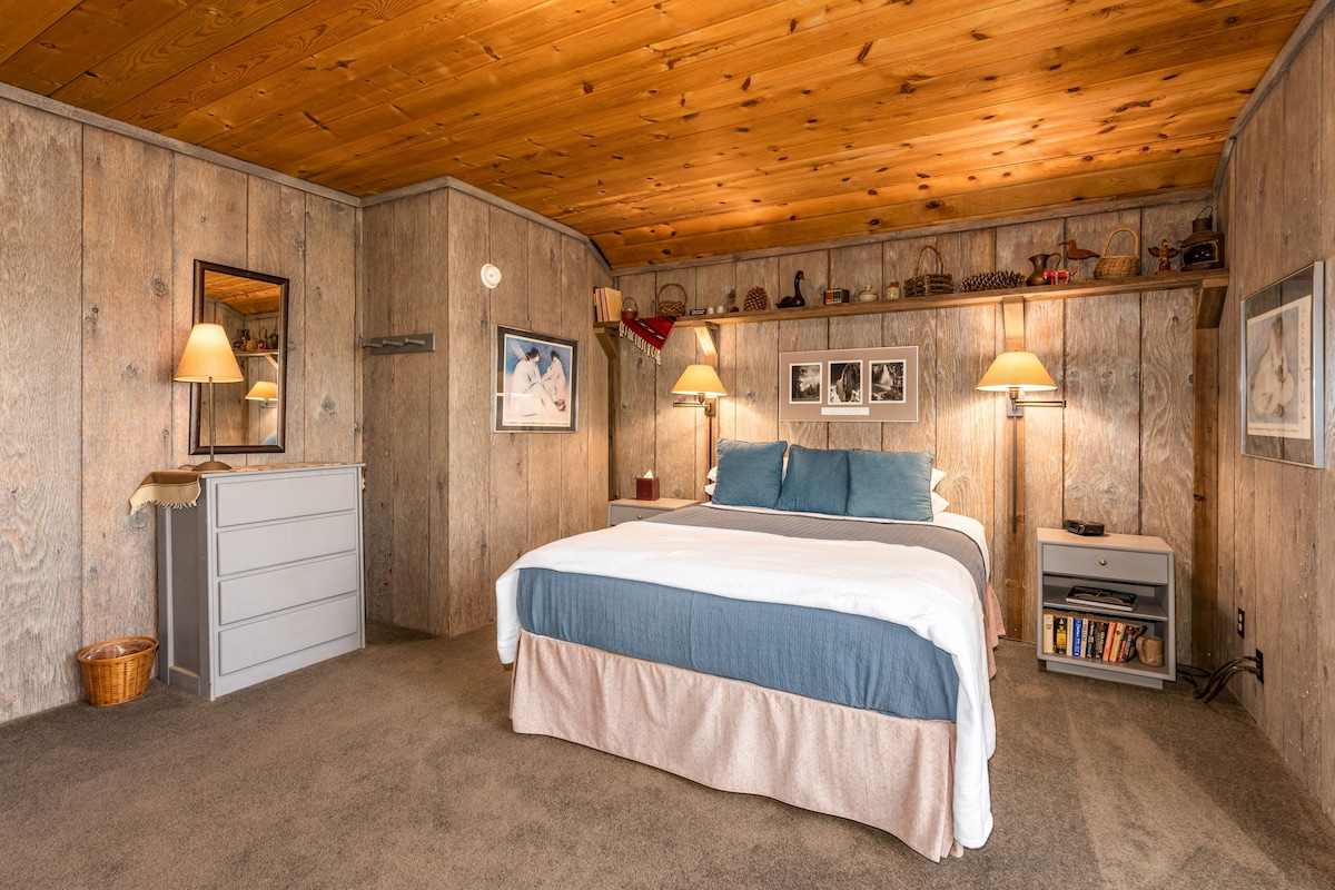 Bedroom 2 - 1 Queen + 2 Twin Rollaways