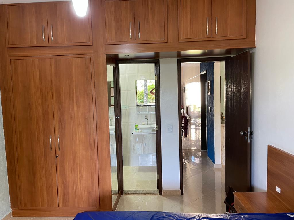 Гардеробата и влезот во бањата во апартманот.