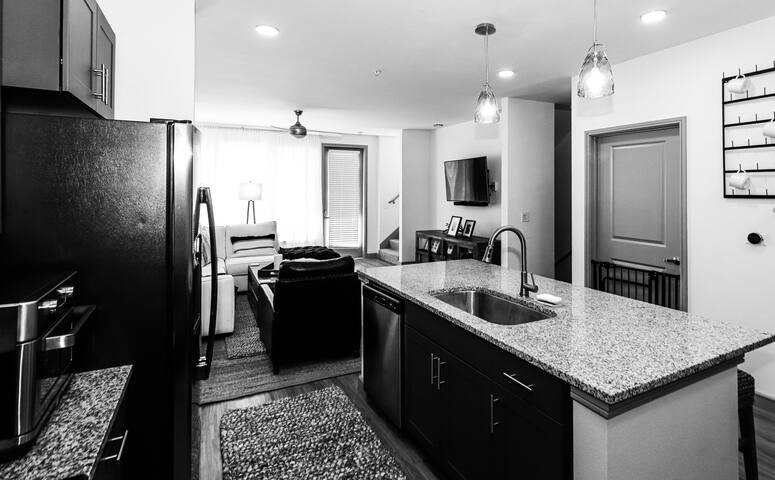 Lovely 2-bedroom Townhome gallery image 4