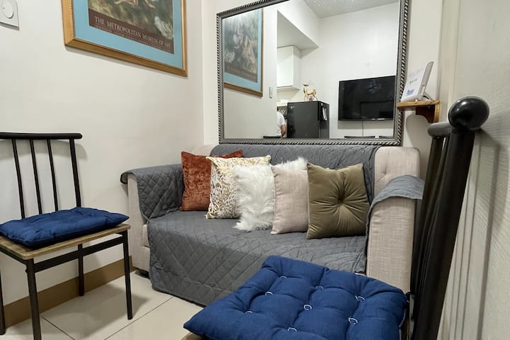 Condo Near Sm South, With Wi-fi And Netflix - Las Piñas