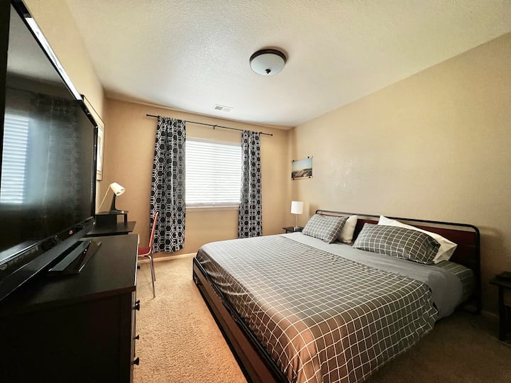 ห้องนอนเตียงคิงไซส์ชั้นบน