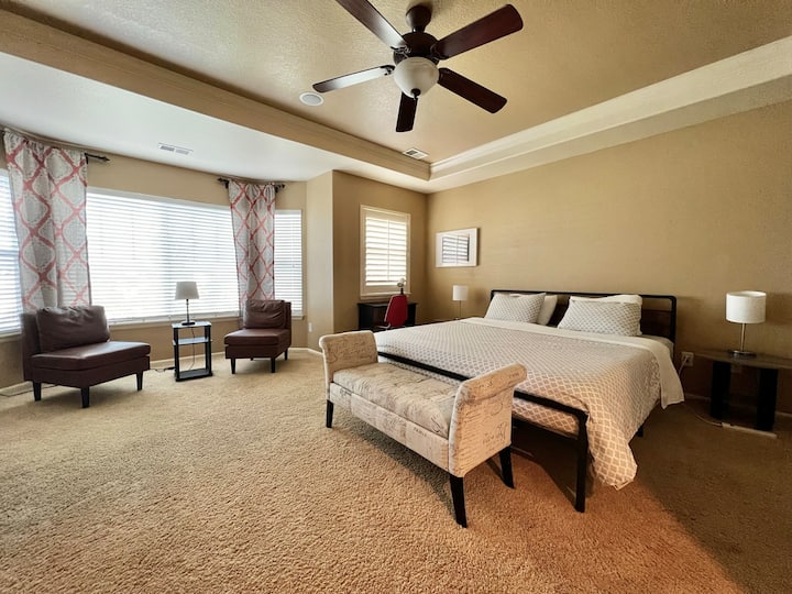 ห้องนอนใหญ่ CAL King (มีทีวี Roku)