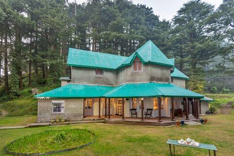 StayVista at 8oaks w/scenic views 4 BR