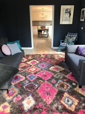 Central 3 bedroom loft with roof terrace & garden gallery image 2