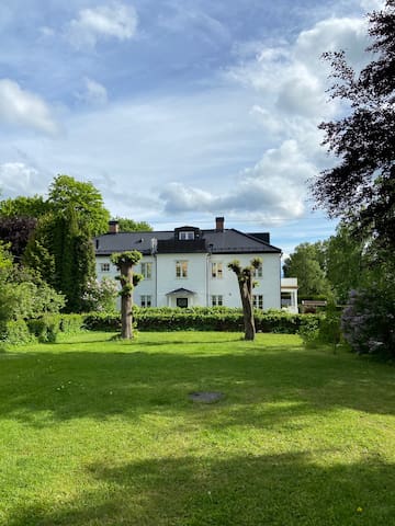 Central 3 bedroom loft with roof terrace & garden