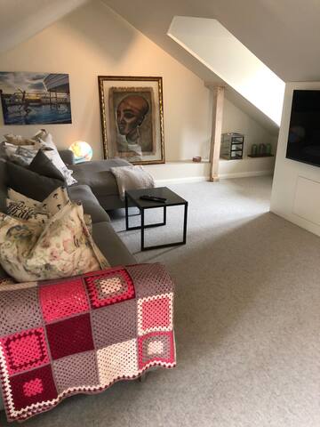 Central 3 bedroom loft with roof terrace & garden gallery image 4